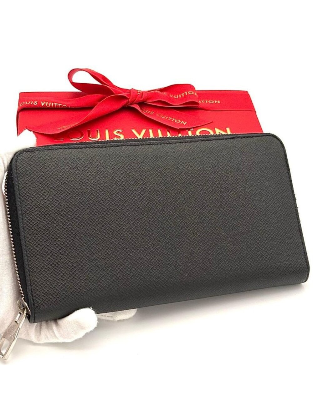 Louis Vuitton Wallet Taiga Zippy Organizer Black